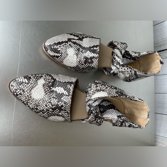 A Rider Girl Women’s snake print cutout booties Size 8 Back Zip Knotted Gray - Picture 3 of 6